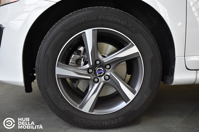 VOLVO XC60 D3 R-design Momentum